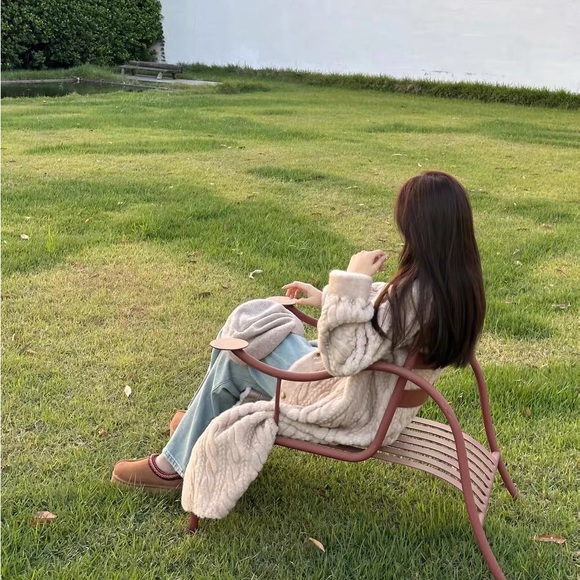 BNWT Designer Elegant Snow Mink-Textured Coat with Suede-Lined Interior - Picture 3 of 9